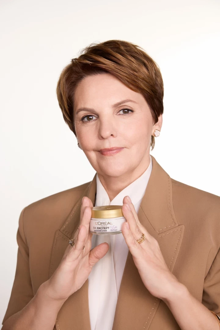 Олена Фроляк, журналістка та представниця бренду L'Oréal Paris з лінійки Вік Експерт, розповідає про стійкість, вікові зміни, улюблені косметичні продукти та літературні твори.9
