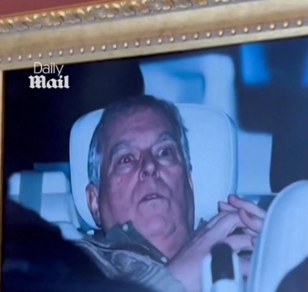 Знаменитий знімок екс-принца Ендрю, зроблений після його арешту, виставили в Луврі.