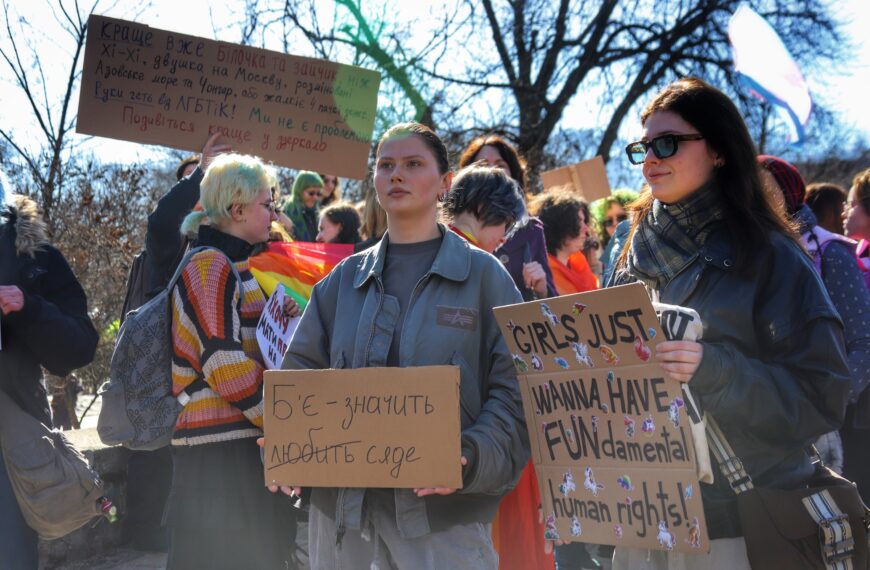 Марш жінок у Києві: вперше з початку вторгнення тисячі людей…