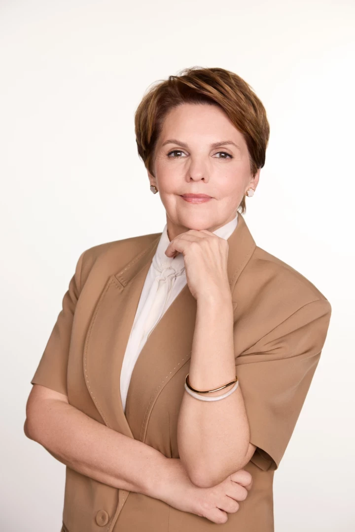 Олена Фроляк, журналістка та представниця бренду L'Oréal Paris з лінійки Вік Експерт, розповідає про стійкість, вікові зміни, улюблені косметичні продукти та літературні твори.8