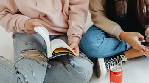 Відкласти телефон і не померти від нудьги. 10 книжок, які…