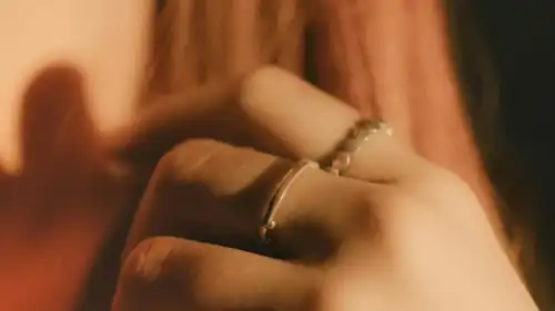 Як би ви поставилися до жінки, яка не носить жодних прикрас на пальцях?