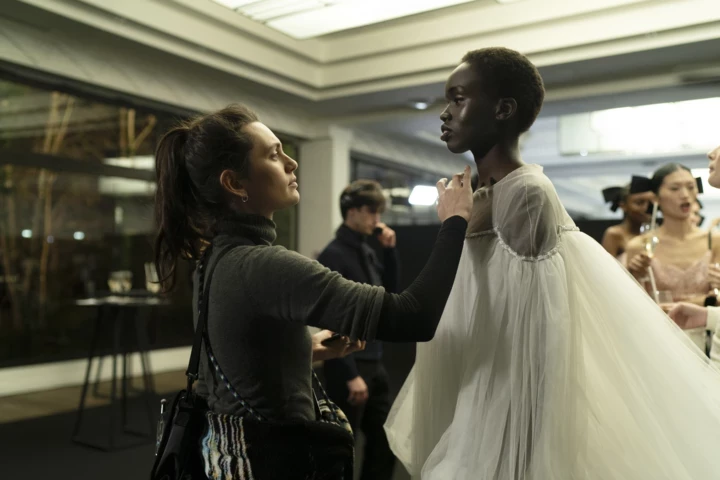 Аліса Винокур, яка зняла стрічку "Кутюр", розповідає про співпрацю з Джолі, Україну та процес зйомок у майстернях Chanel.3