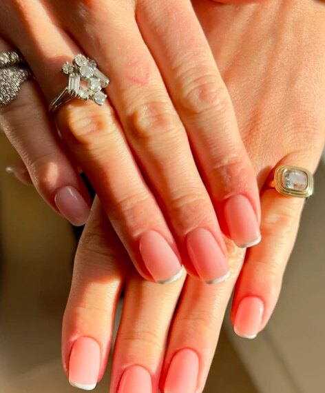 Квадратні нігті знову в тренді: найпопулярніший манікюр весни 2026 року та поради щодо стильного носіння