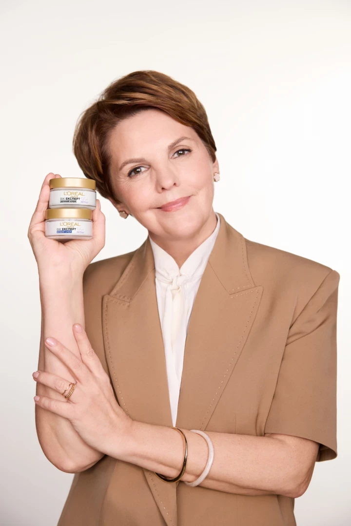 Олена Фроляк, журналістка та представниця бренду L'Oréal Paris з лінійки Вік Експерт, розповідає про стійкість, вікові зміни, улюблені косметичні продукти та літературні твори.2
