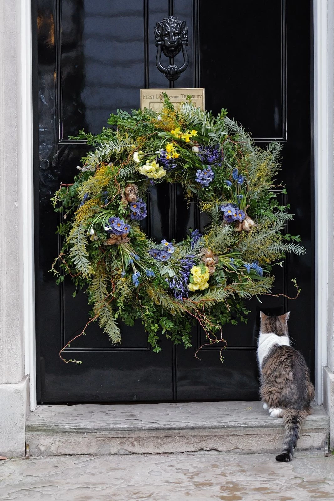 Лондонські двері, що є найвідомішими, прикрасили вербовим вінком на знак солідарності з Україною.1