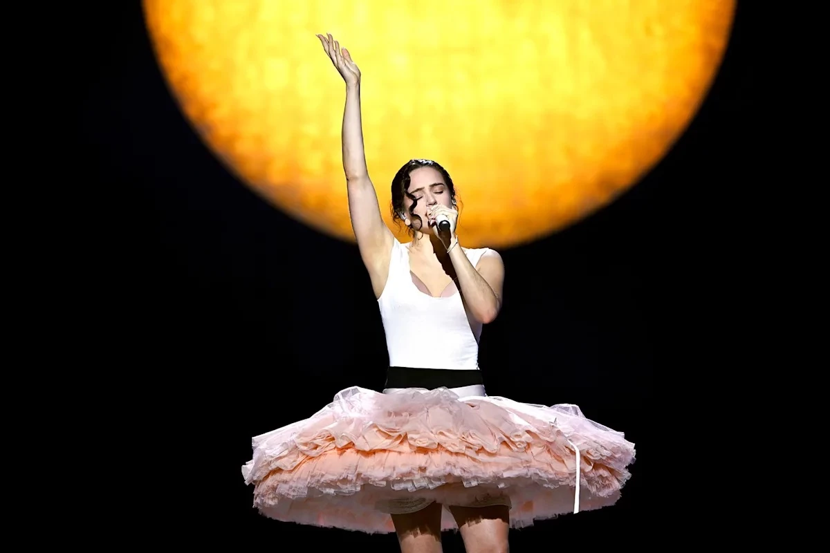 Сукні Розалії, що привернули увагу: найяскравіші вбрання з її глобального туру LUX1