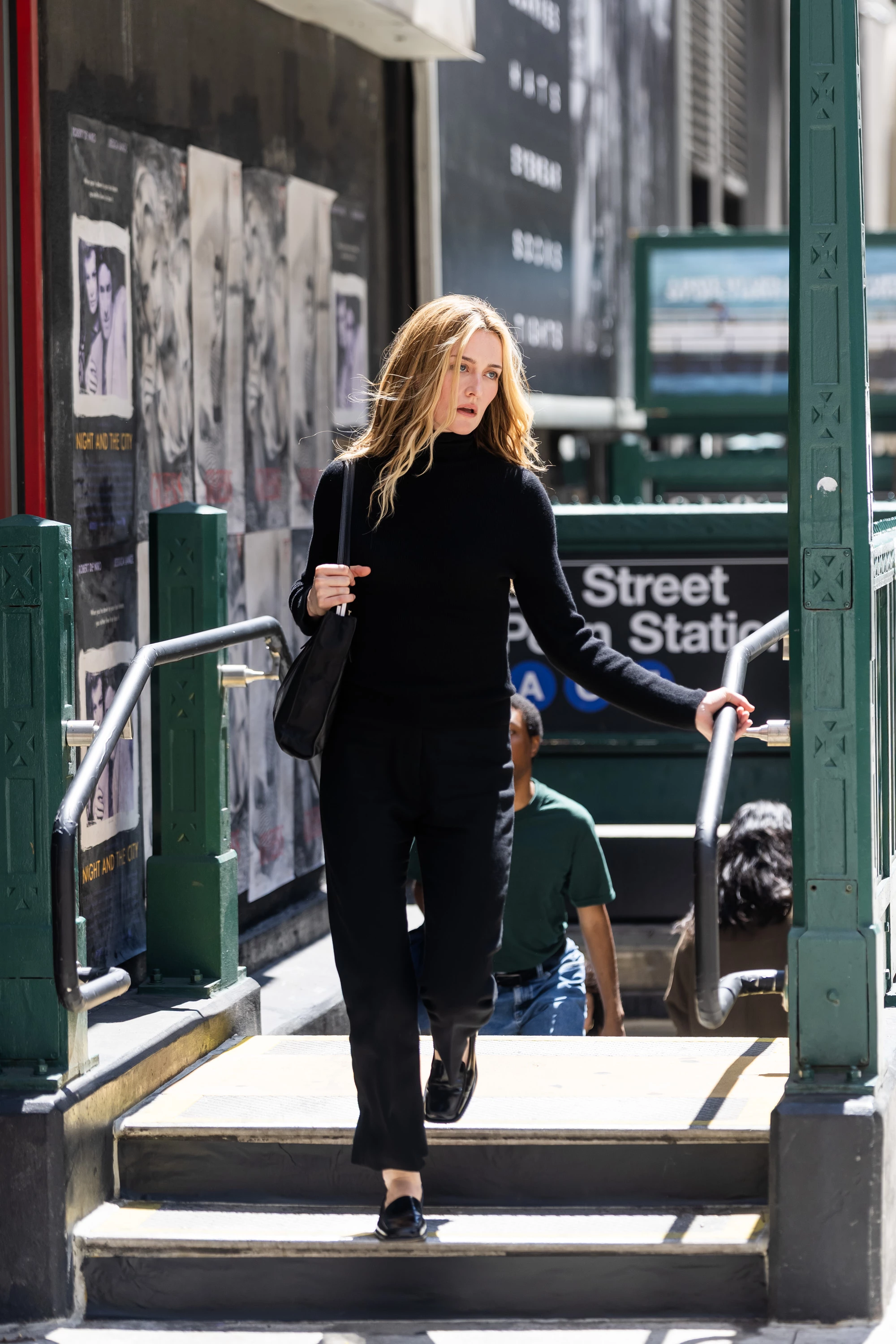 Сара Піджон у ролі Керолін Бессетт-Кеннеді в серіалі 0