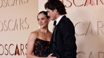 Чому найпривабливіші чоловіки з’являються на публіці зі своїми матерями