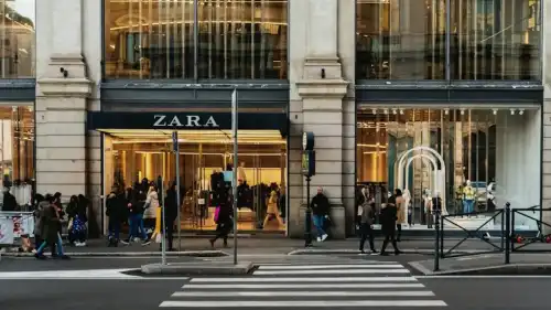 Джон Гальяно та Zara: Що відомо про їхню нову співпрацю