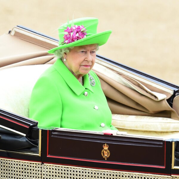 У Лондоні стартує наймасштабніша експозиція, присвячена стилю Королеви Єлизавети II.