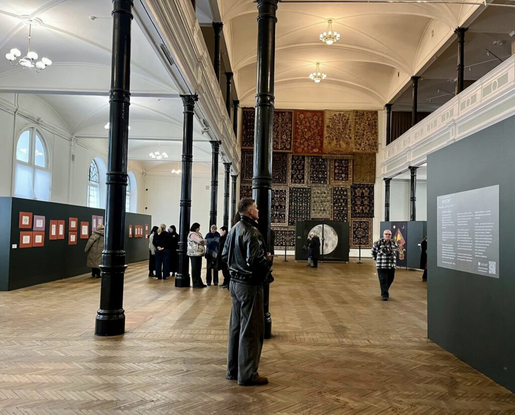 Аліна Гаєва розгортає "Всесвіт навиворіт" у новій персональній експозиції 16