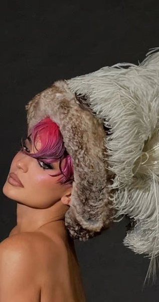 Кайлі Дженнер розбурхала мережу ефектними образами для Puss Puss 12