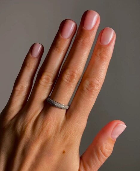 Манікюр 2026: розмиті нігті з ефектом фільтра, тренд сезону.