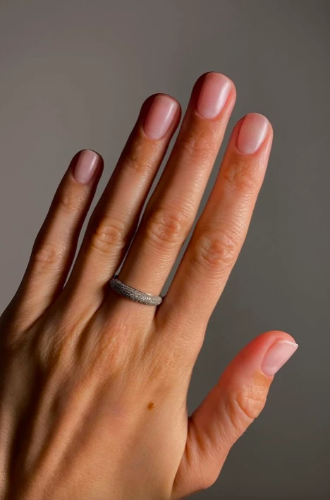 Манікюр 2026: розмиті нігті з ефектом фільтра, тренд сезону.