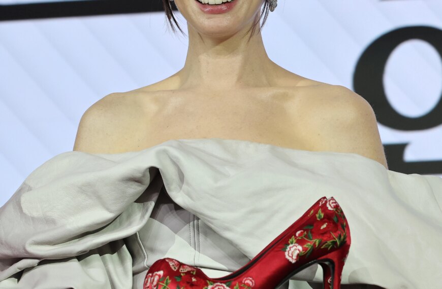 Одірвана чілка: Енн Гетевей відтворює культову зачіску з “Диявол носить Prada”