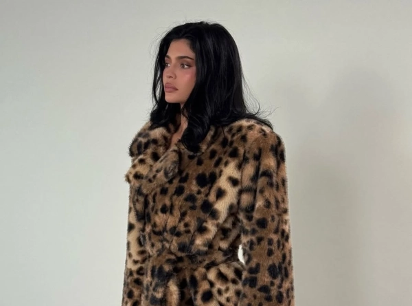 Кайлі Дженнер розбурхала мережу ефектними образами для Puss Puss