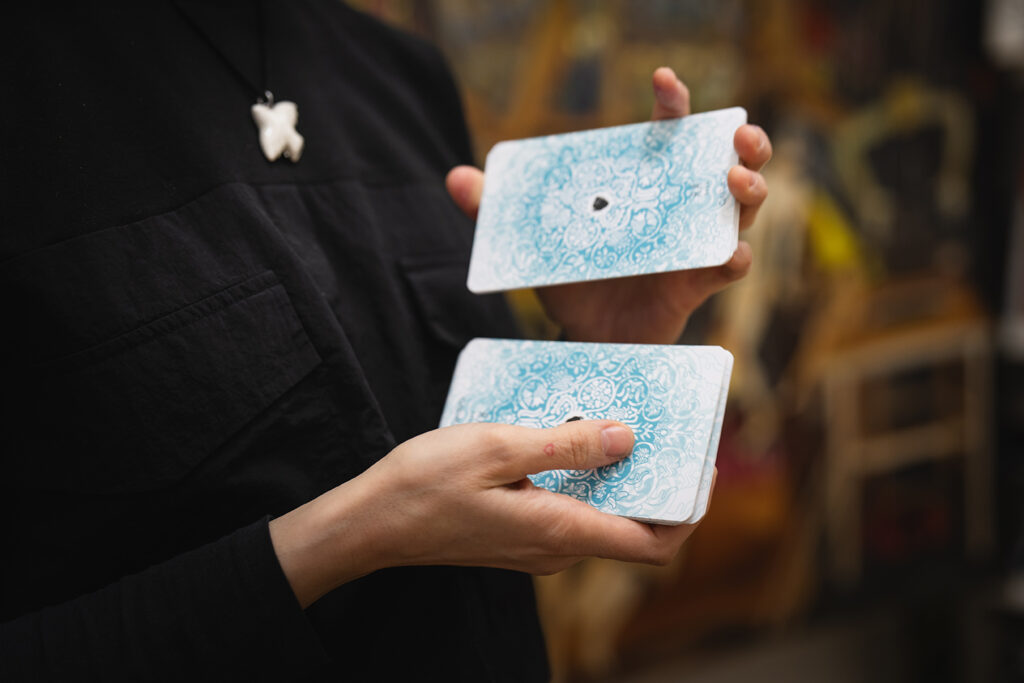 Аліна Гаєва розгортає "Всесвіт навиворіт" у новій персональній експозиції 14