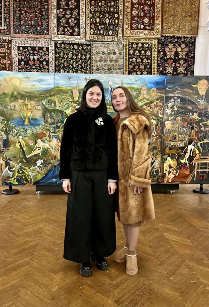 Аліна Гаєва розгортає "Всесвіт навиворіт" у новій персональній експозиції 15