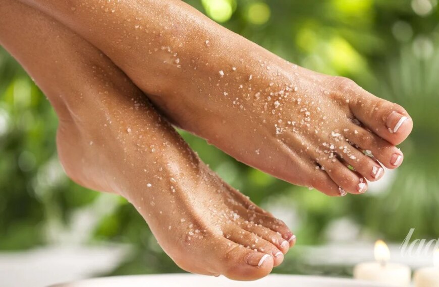 Тріщини на п’ятах — як відновити ніжність шкіри