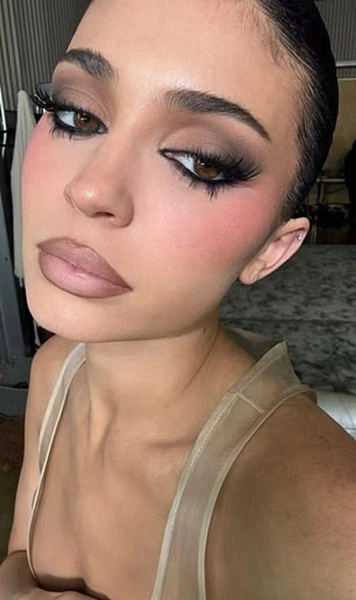 Кайлі Дженнер розбурхала мережу ефектними образами для Puss Puss 13