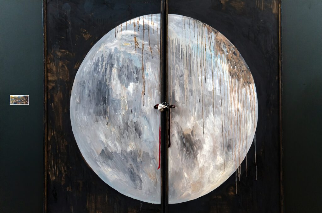 Аліна Гаєва розгортає "Всесвіт навиворіт" у новій персональній експозиції 11