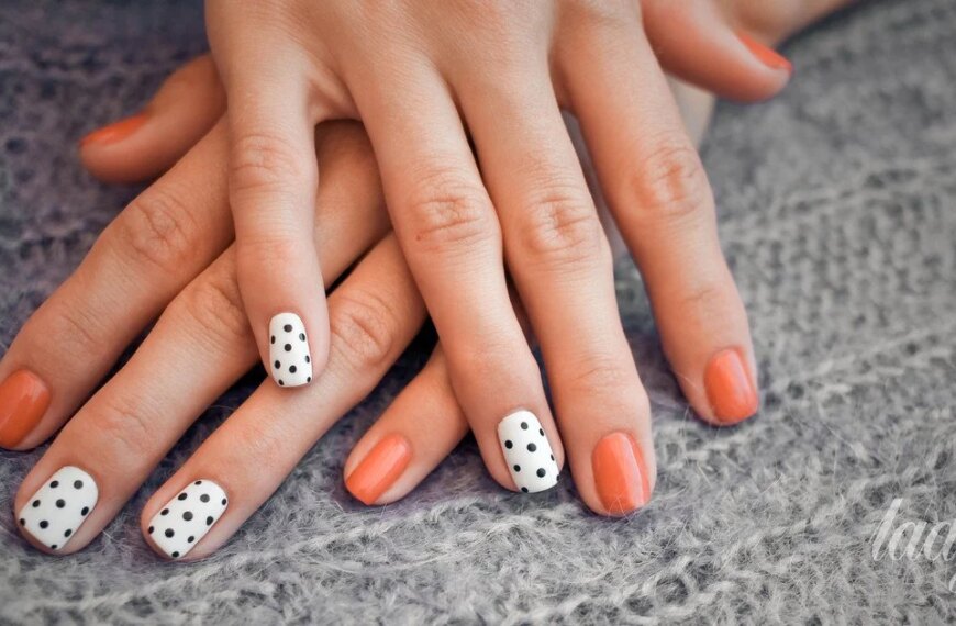 Кораловий манікюр — антистрес із літнім настроєм