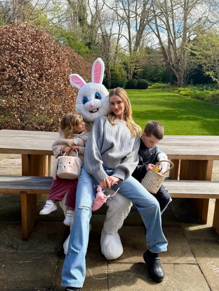 Зірки відзначили Великодні свята: від родини Кардашʼян-Дженнер до спадкоємців Лілі Коллінз 8