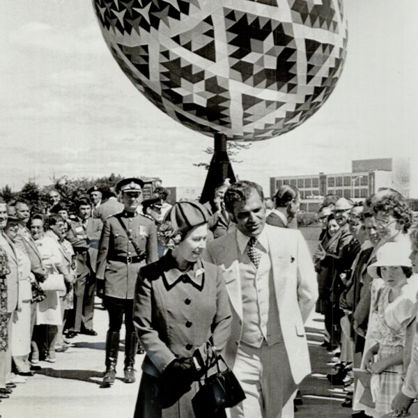 Історія одного фото: Королева Єлизавета II та найбільша писанка у&hellip;