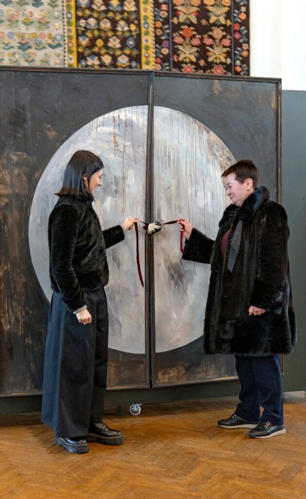 Аліна Гаєва розгортає "Всесвіт навиворіт" у новій персональній експозиції 10