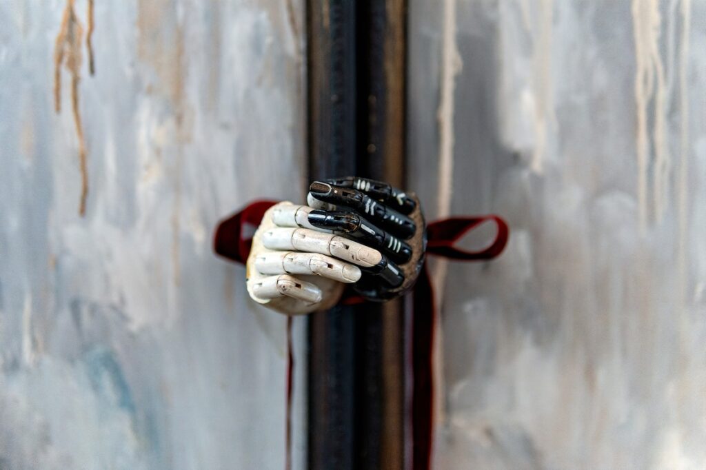 Аліна Гаєва розгортає "Всесвіт навиворіт" у новій персональній експозиції 12