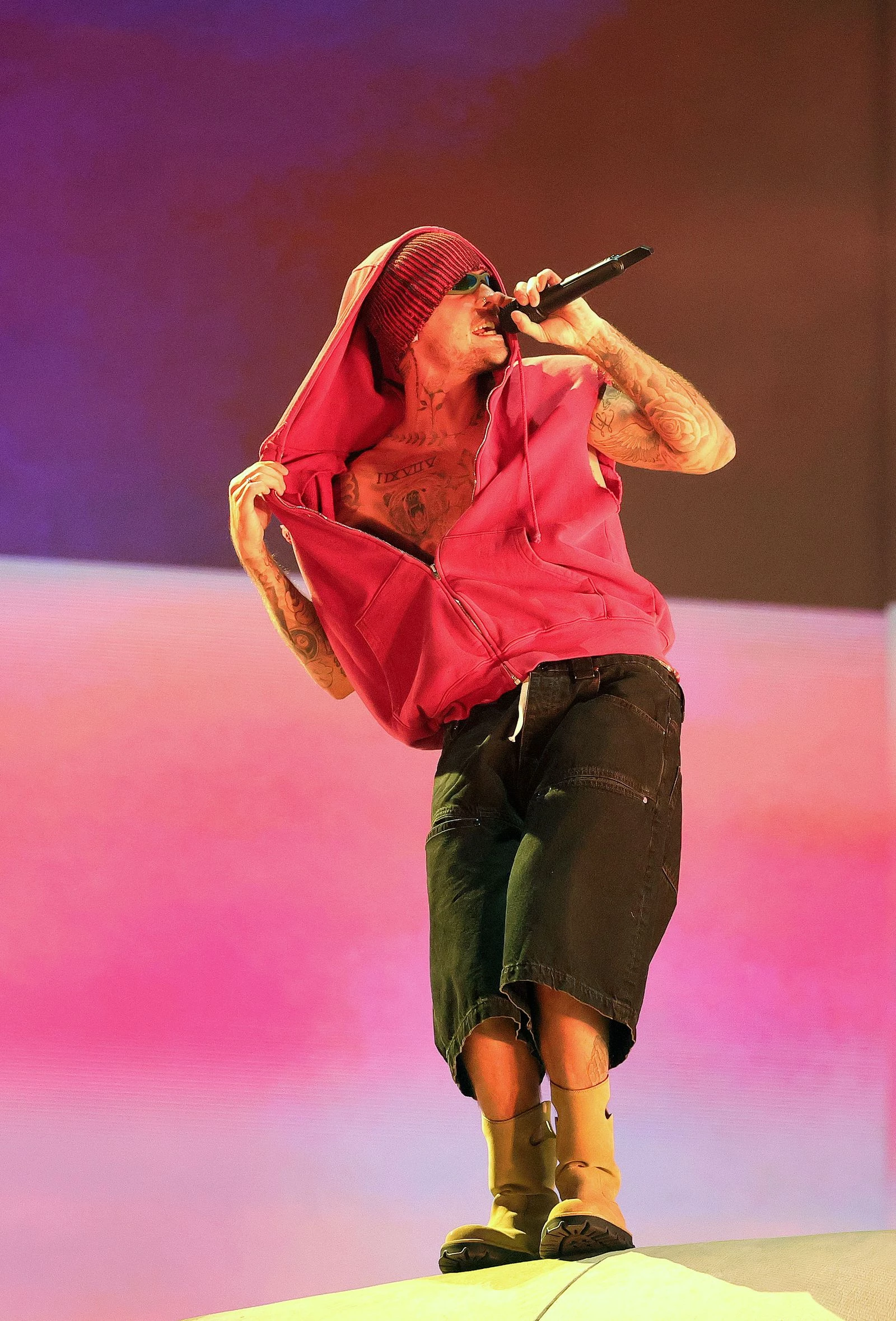 Під час другого вікенду Coachella Джастін Бібер був у джинсових шортах Skylrk, худі бренду Greg Ross із Лос-Анджелеса та чоботах Loewe4