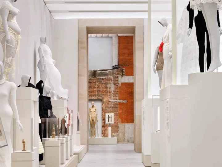 Що слід пам'ятати про Condé Nast Galleries — новий простір музею Метрополітен, присвячений моді2