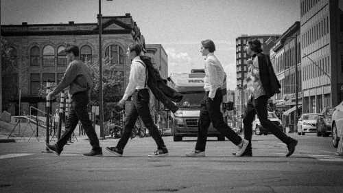 Сценарист "Спадкоємців" створює серіал про ранні роки The Beatles, зосереджуючись на забутих басистах, розбитих серцях та німецьких клубах. 3