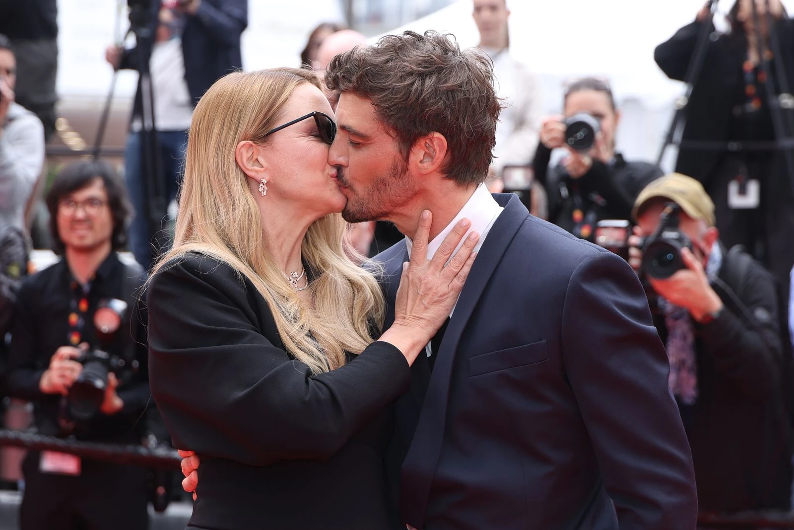 A kiss between Virginie Efira and Niels Schneider12