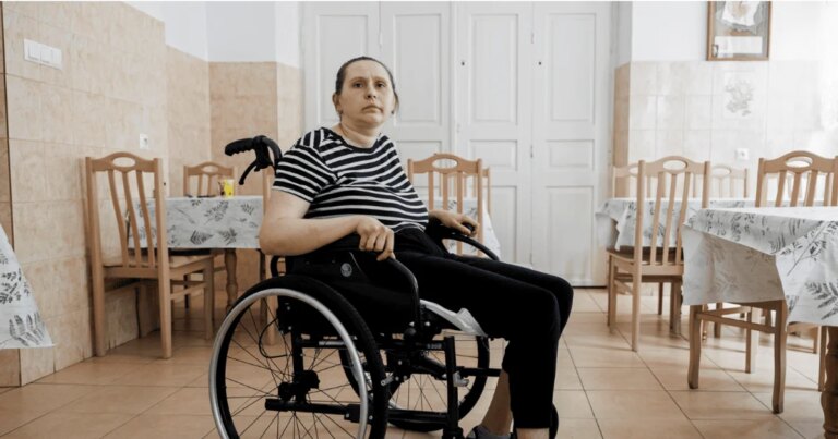 "Заплакала дві ночі": українку на інвалідному візку видворили до притулку для бездомних у Польщі 1