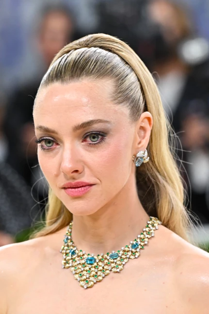 Найбільш вражаючі зачіски Met Gala 2026: від золотистих завитків до ефекту мокрого волосся для піксі-стрижки1