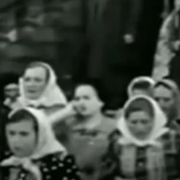 Жінка з дивним предметом на відео 1937 року змусила людей знову обговорювати переміщення в часі