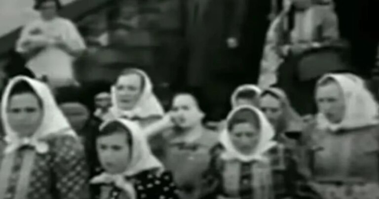 Жінка з дивним предметом на відео 1937 року змусила людей знову обговорювати переміщення в часі 10
