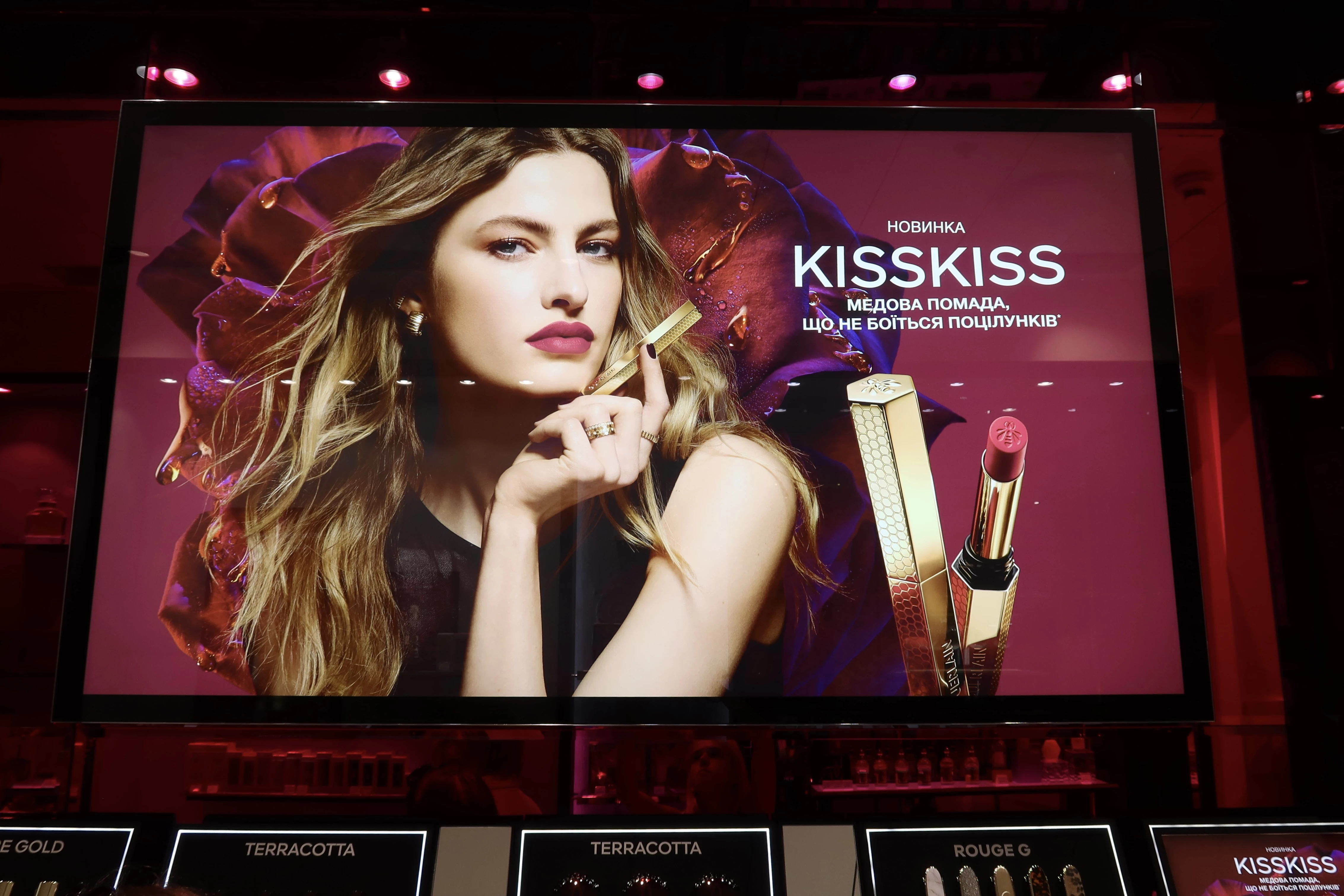 Глибокий поцілунок: Guerlain показує нову губну помаду KissKiss, готову до палких поцілунків4