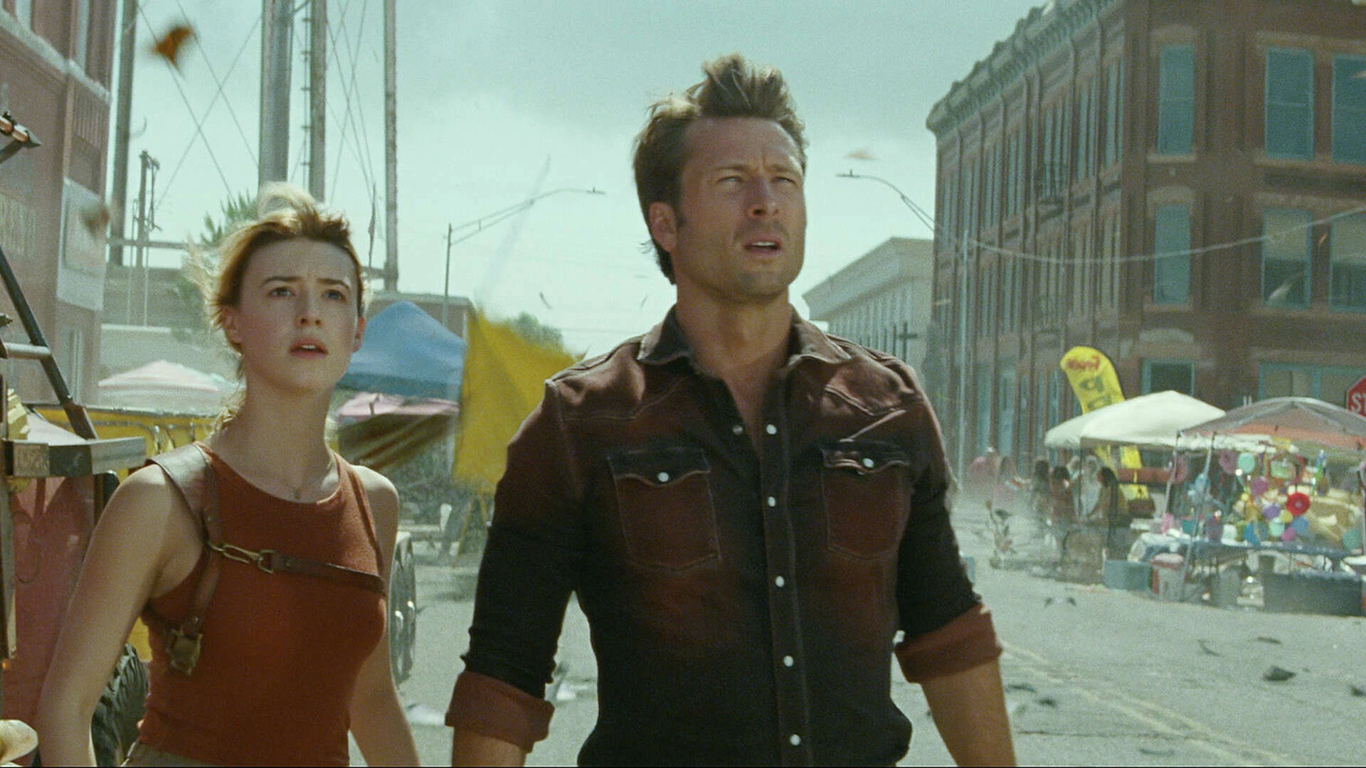 Daisy Edgar-Jones and Glen Powell in the film 4