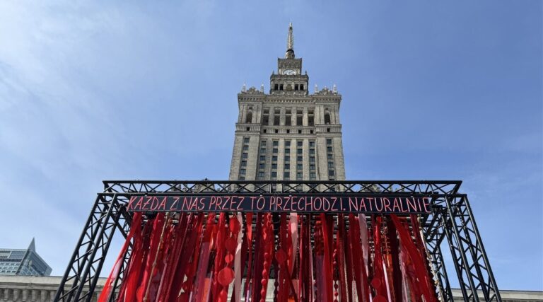 Варшава закликає забезпечити доступ до менструальних засобів: нова інсталяція в центрі міста 4