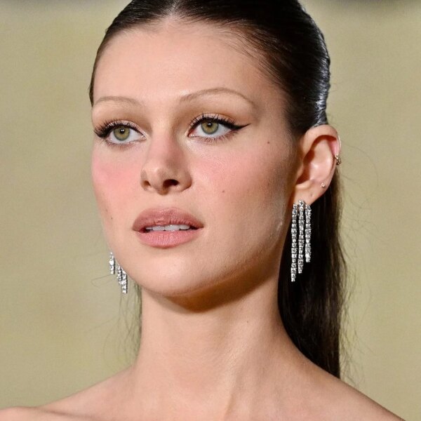 Тендітні брови з 90-х знову в моді — як відтворити найактуальніший б’юті-образ сезону