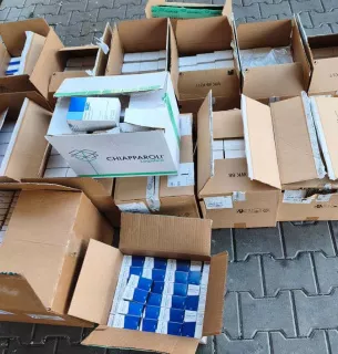 Ліки на 700 тисяч гривень: у вантажівці з гуманітаркою виявили незадекларовані препарати14