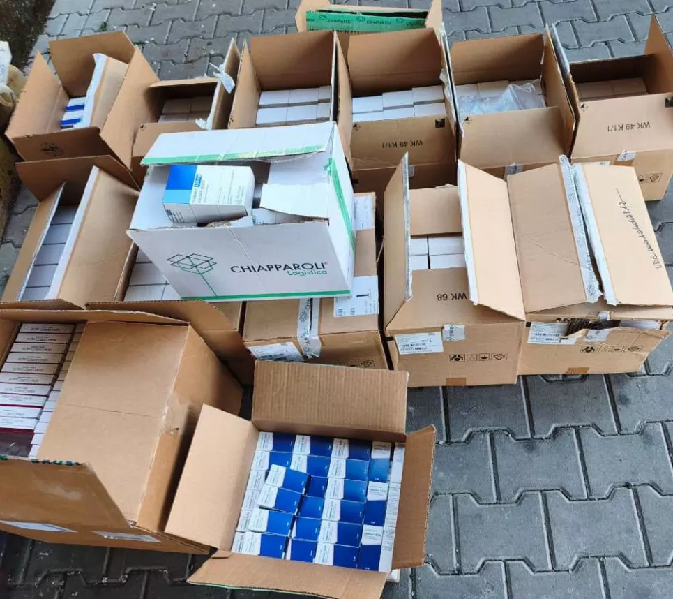 Ліки на 700 тисяч гривень: у вантажівці з гуманітаркою виявили незадекларовані препарати2