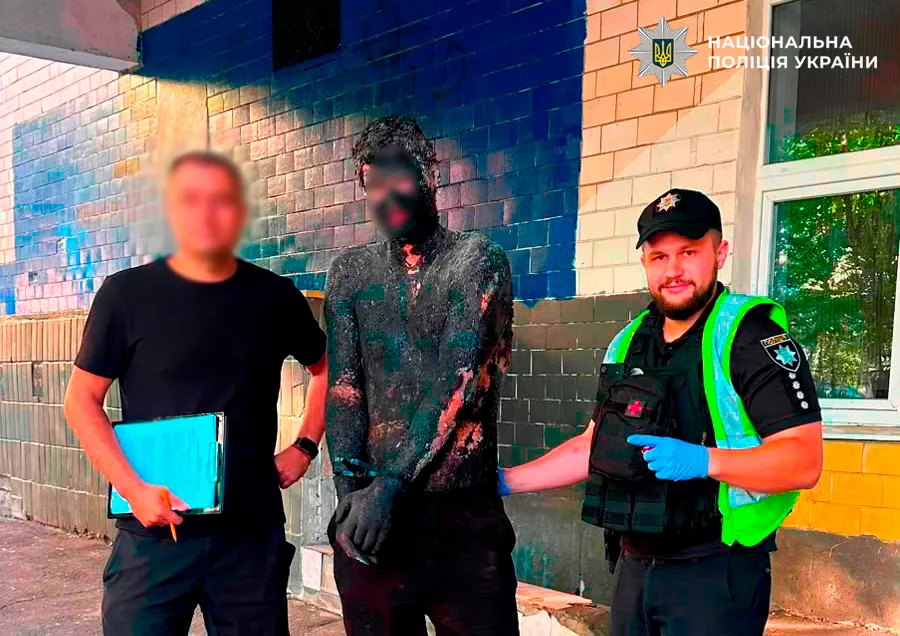 Конспірація не вдалася: киянин заліз у бочку зі смолою, щоб пограбувати магазин, і 5 годин відмивався в поліції9