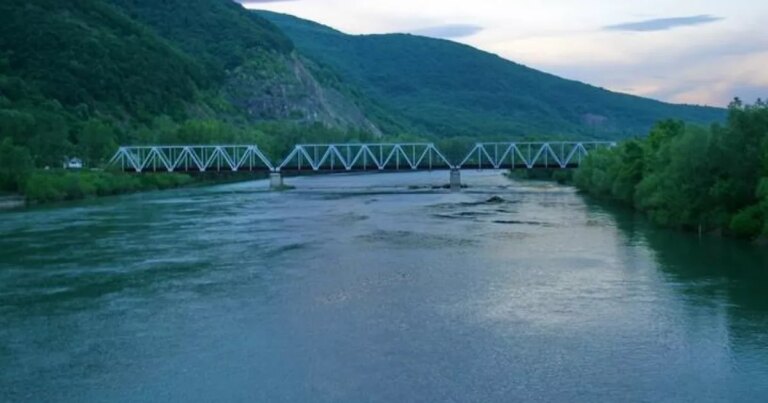 На Хустщині перекопали річку Тиса за допомогою спецтехніки 2