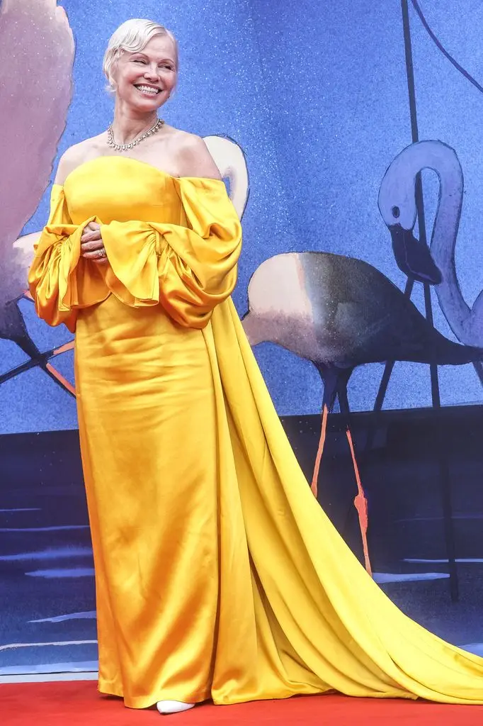 Pamela Anderson commands attention in bold yellow off-the-shoulder gown1