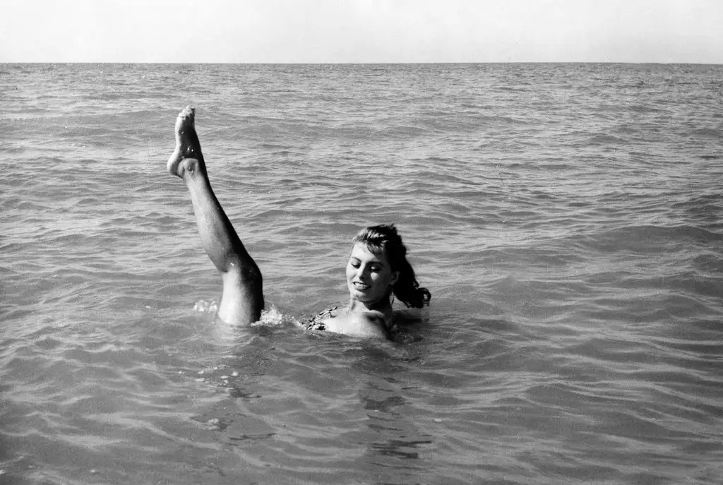 Sophia Loren's vintage swimsuit photos prove she was the epitome of old Hollywood glamor3