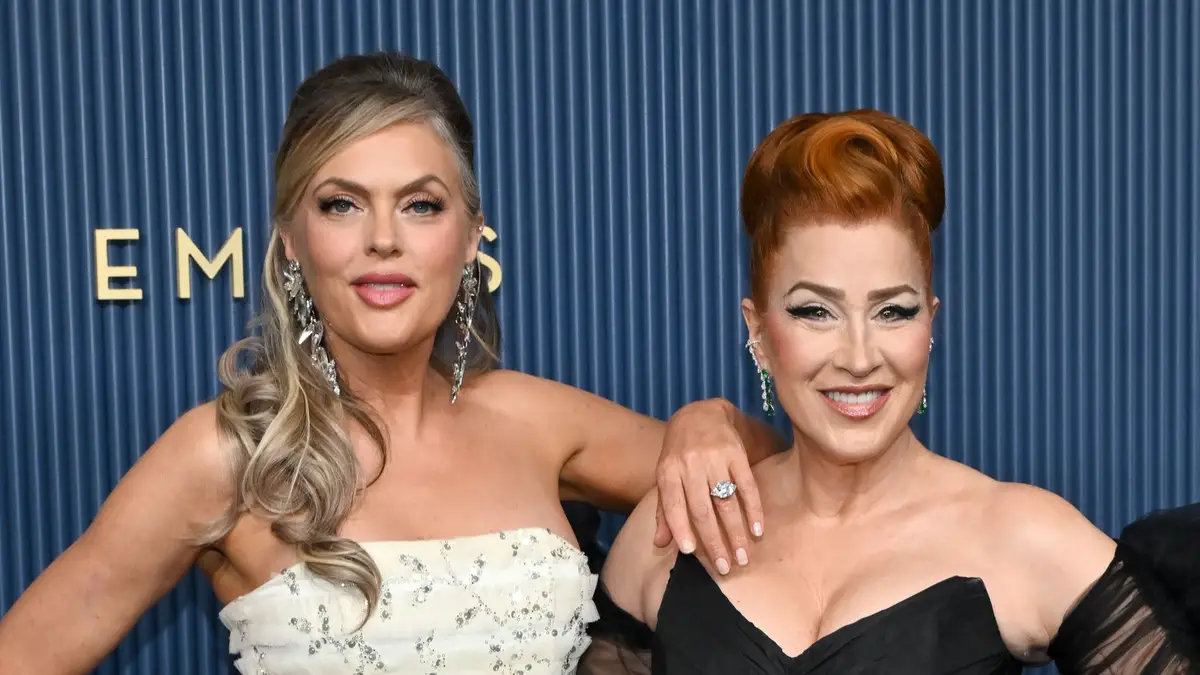 The Parent Trap stars Lisa Ann Walter and Elaine Hendrix reunite on star-studded Emmys red carpet 28 years after hit film0